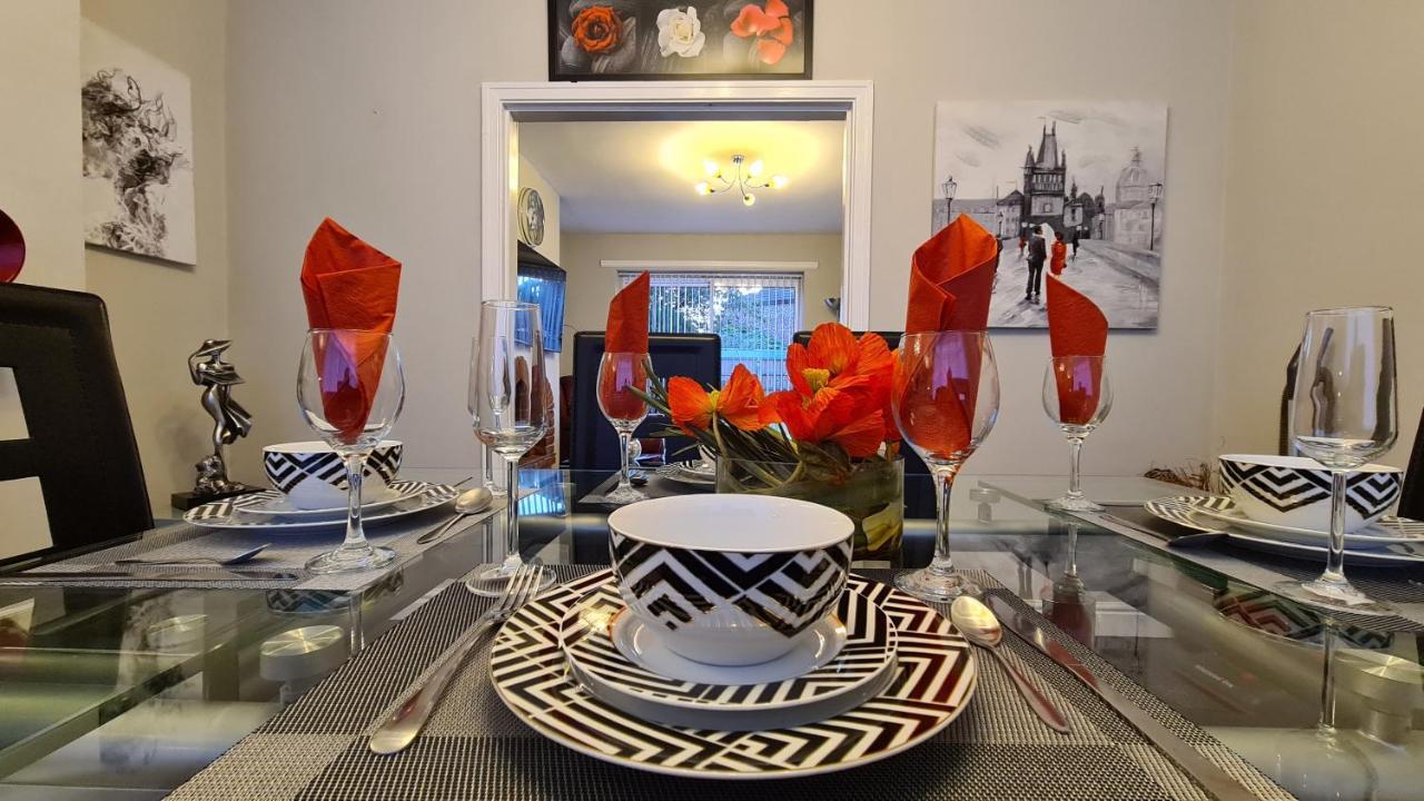 Stunning Holiday Home. Free Parking. 맨체스터 외부 사진